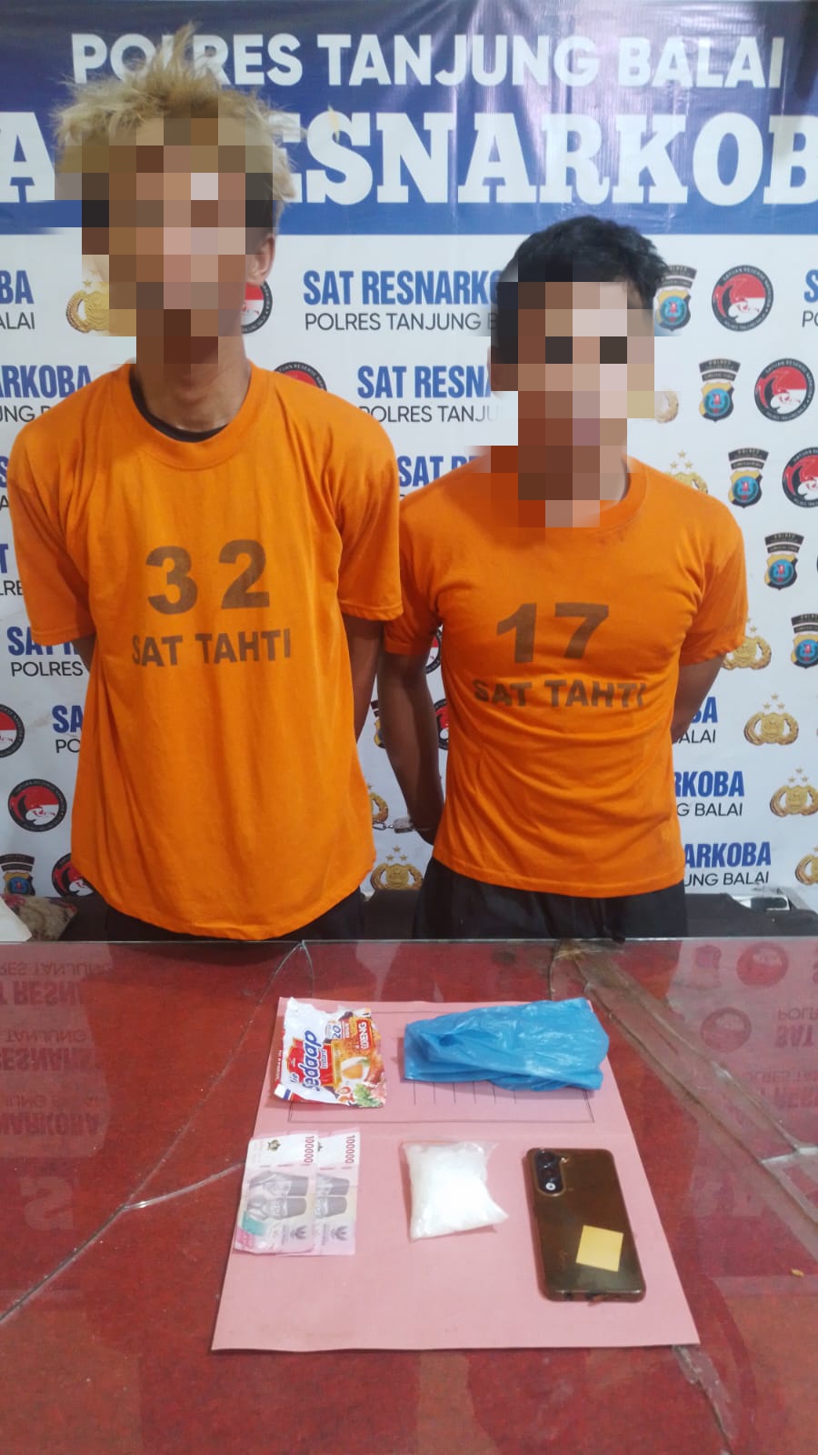 Tersangka saat di kantor polisi.
