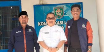 Pengurus PD IWO Asahan dan Plt Kadis Kominfo foto bersama.