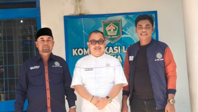 Pengurus PD IWO Asahan dan Plt Kadis Kominfo foto bersama.
