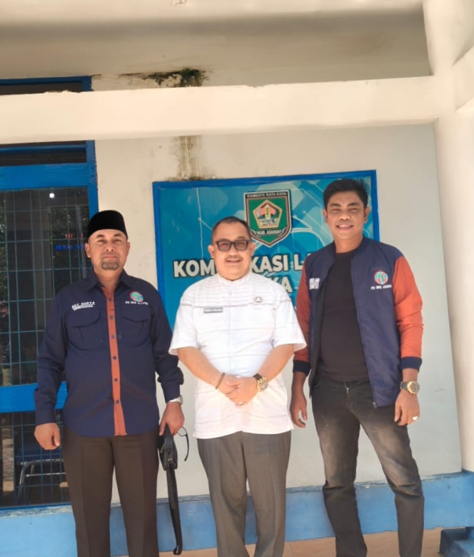Pengurus PD IWO Asahan dan Plt Kadis Kominfo foto bersama.
