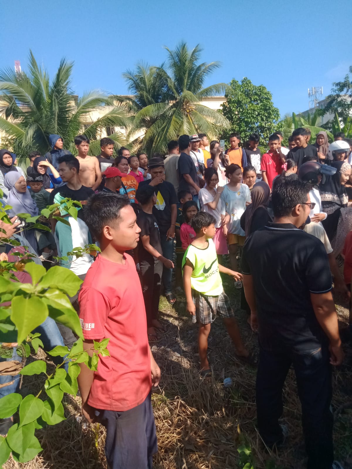 Warga berdatangan di lokasi mobil yang ditabrak kereta api.