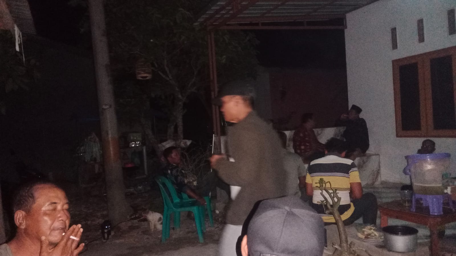 Warga berkumpul di lokasi pemukiman yang terdampak pemadaman listrik.