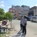Personel Satlantas Polres Tanjungbalai dan Dishub Pasang Rambu Larangan Truk di Atas 8 Ton