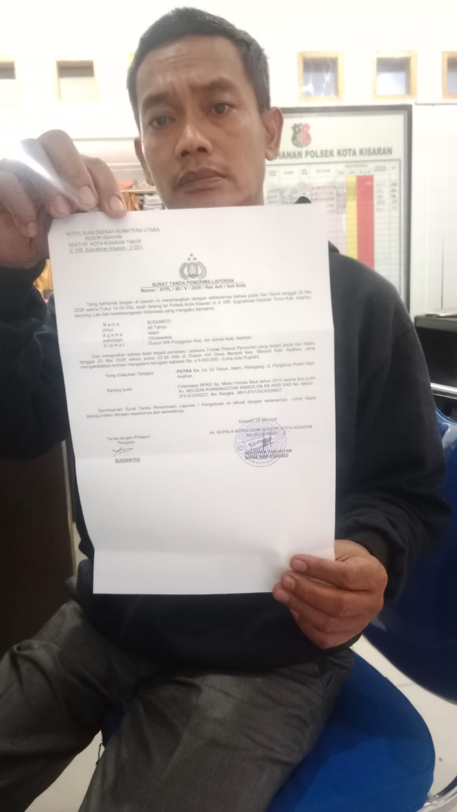 Sugianto menunjukkan surat laporan nya ke polisi.