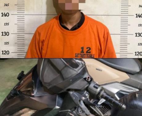 Tersangka saat di kantor polisi.