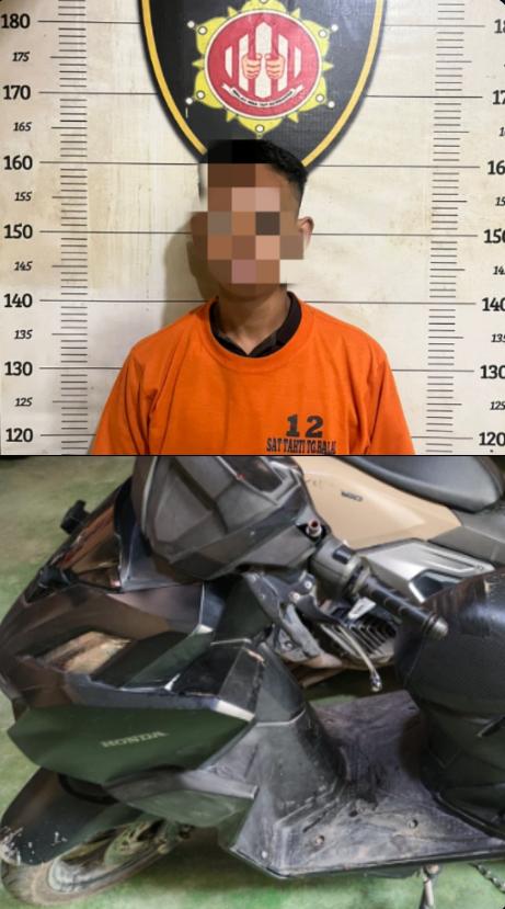 Tersangka saat di kantor polisi.
