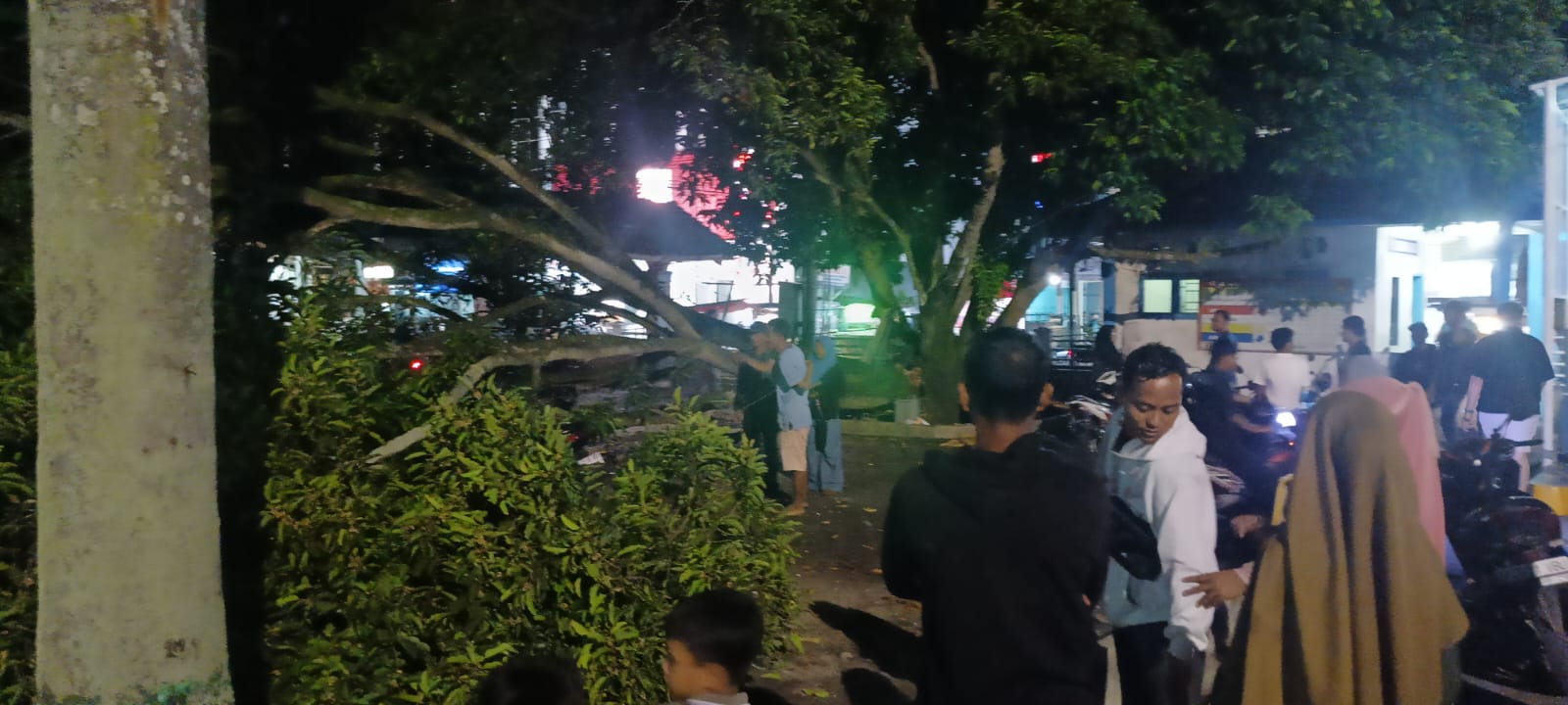 Tertimpa Pohon Tumbang, Sejumlah Sepedamotor di Parkiran RSU HAMS Kisaran Rusak