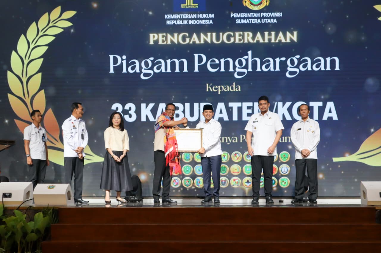 Walikota Tebing Tinggi Terima Penghargaan Dari Kementerian Hukum RI