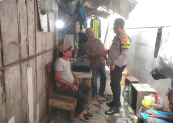 Sambangi Warga, Kanit Binmas Polsek Tanjungbalai Utara Ingatkan Keselamatan Kerja