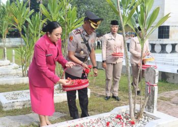 Polres Tanjungbalai Ziarah dan Tabur Bunga di TMP 