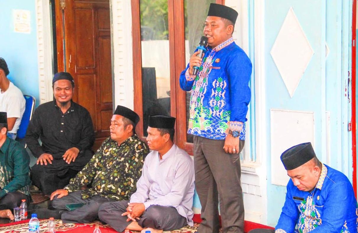 Wakil Bupati Labuhanbatu H Jamri saat memberikan sambutannya pada acara peringatan Hari Asyura 10 Muharram 1448 Hijriah di Yayasan Pesantren Khoirul Ulum, Sei Berombang, Kecamatan Panai Hilir.