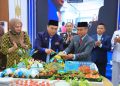 Bupati Labuhanbatu Utara, Hendri Yanto Sitorus, memotong nasi tumpeng pada perayaan HUT Kabupaten Labuhanbatu Utara, Selasa (21/7/2026) 
