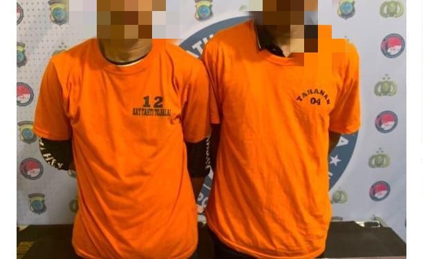 Tersangka saat di kantor polisi.