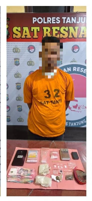 Tersangka saat di kantor polisi.
