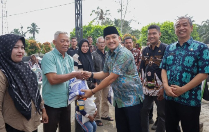 Walikota Tebing Tinggi Tinjau Penyaluran Bantuan Beras Tahap Pertama
