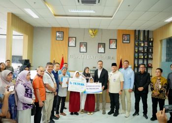 Bupati Batubara Serahkan Bantuan kepada Keluarga Korban Kebakaran di PT EVYAP