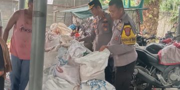 Personel Polres Tanjungbalai Dampingi Kelompok Tani Sei Raja Olah Hasil Panen Jagung