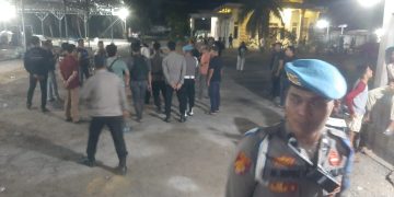 Personel Polres Tanjungbalai Dampingi Pengunjukrasa Cek Gudang Diduga  Tempat Penimbunan Ballpres