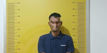 Tersangka saat di kantor polisi.