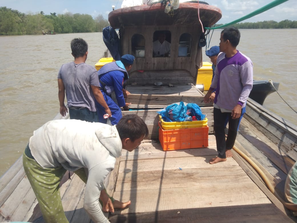 Satpolairud Polres Tanjungbalai Pantau Penyaluran BBM Subsidi untuk Nelayan