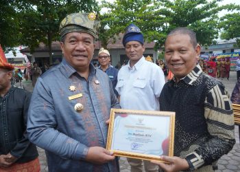 Peringatan Hardiknas di Asahan, Bupati Terima Penghargaan Bapak Peduli Pendidikan