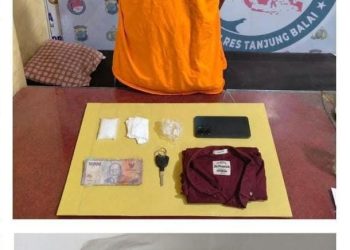 Tersangka dan barang bukti.