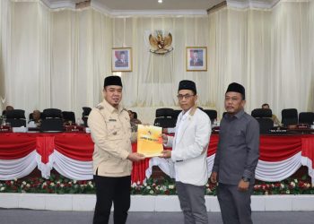 Wakil Bupati Serahkan 3 Nota Ranperda ke DPRD Batubara Untuk Dibahas
