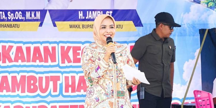 Bupati Labuhanbatu dr Hj Maya Hasmita saat memberikan sambutannya pada kegiatan di Kecamatan Panai Hilir. 