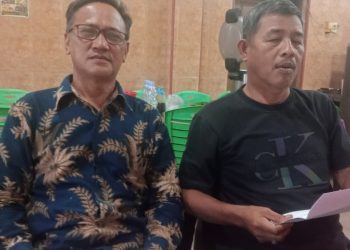 Kepala Desa Sei Paham Japilian yang didampingi Ketua BPD Harmaini Sitorus, saat memberikan klarifikasi