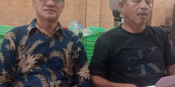 Kepala Desa Sei Paham Japilian yang didampingi Ketua BPD Harmaini Sitorus, saat memberikan klarifikasi
