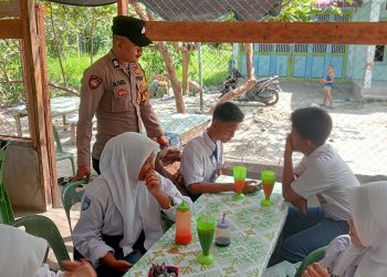 Antisipasi Kejahatan, Bhabinkamtibmas Kelurahan Bunga Tanjung Sambangi Warga