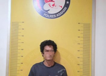 Tersangka saat di kantor polisi.