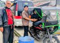 IWO Samosir dan Yayasan Pusuk Buhit Bagi Masker dan Makan Siang ke Warga