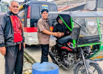 IWO Samosir dan Yayasan Pusuk Buhit Bagi Masker dan Makan Siang ke Warga