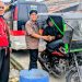 IWO Samosir dan Yayasan Pusuk Buhit Bagi Masker dan Makan Siang ke Warga