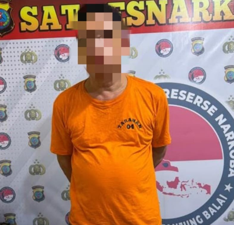 Tersangka saat di kantor polisi.