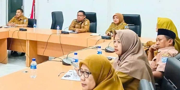 Wakil Bupati Labuhanbatu H Jamri saat mengikuti rapat zoom meeting. 