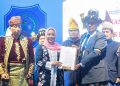 Bupati Labuhanbatu dr Hj Maya Hasmita (tengah) saat menyerahkan sk kepengurusan Lembaga Adat dan Budaya Labuhanbatu.