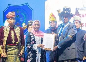Bupati Labuhanbatu dr Hj Maya Hasmita (tengah) saat menyerahkan sk kepengurusan Lembaga Adat dan Budaya Labuhanbatu. 
