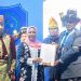 Bupati Labuhanbatu dr Hj Maya Hasmita (tengah) saat menyerahkan sk kepengurusan Lembaga Adat dan Budaya Labuhanbatu.