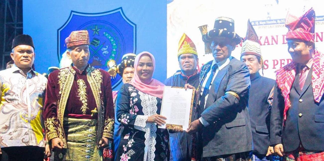 Bupati Labuhanbatu dr Hj Maya Hasmita (tengah) saat menyerahkan sk kepengurusan Lembaga Adat dan Budaya Labuhanbatu.