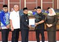 Wakil Bupati Labuhanbatu H Jamri saat menyerahkan berkas Ranperda APBD 2027. 