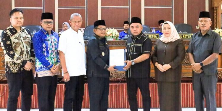 Wakil Bupati Labuhanbatu H Jamri saat menyerahkan berkas Ranperda APBD 2027.
