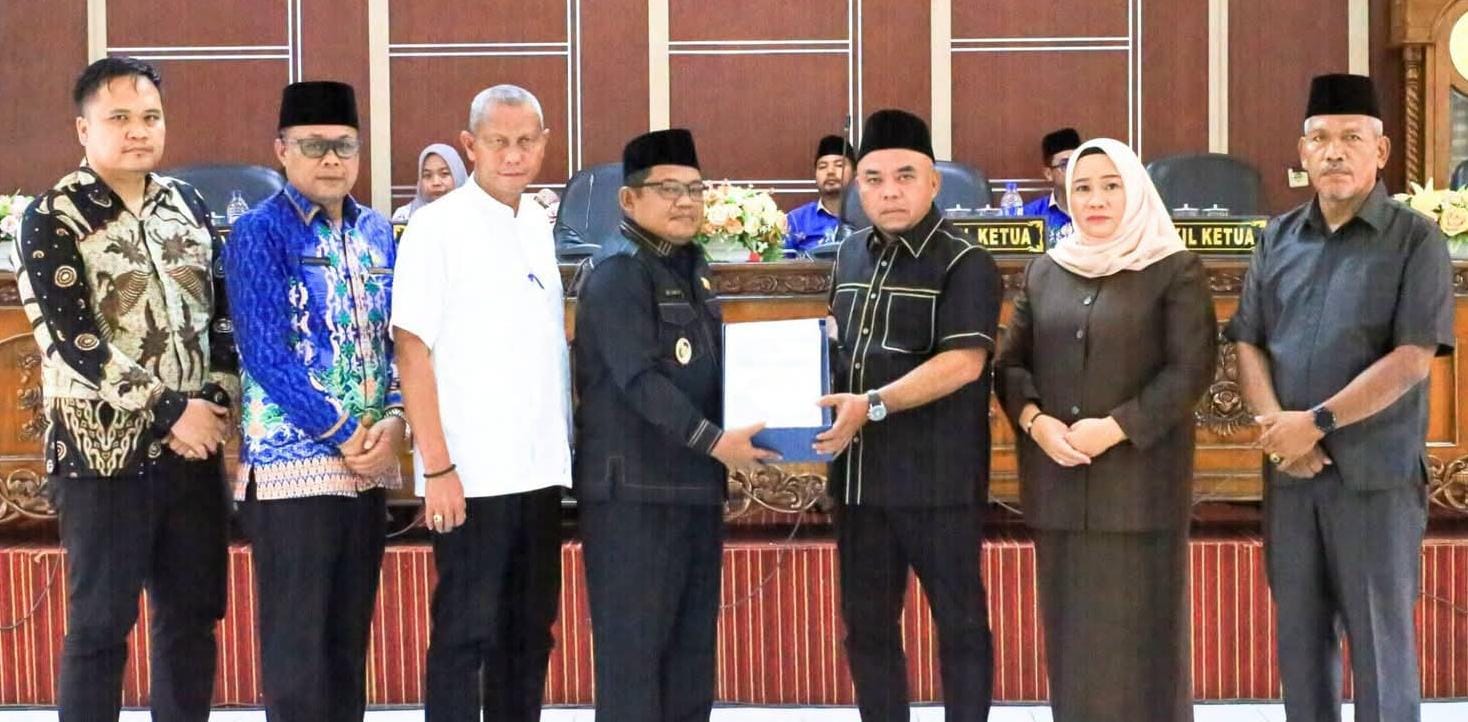 Wakil Bupati Labuhanbatu H Jamri saat menyerahkan berkas Ranperda APBD 2027.