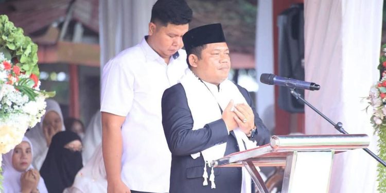 Wakil Bupati Labuhanbatu H Jamri saat memimpin upacara pada hari Santri Nasional.