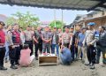 Dua tersangka saat diamankan polisi di TKP. 