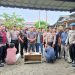 Dua tersangka saat diamankan polisi di TKP.