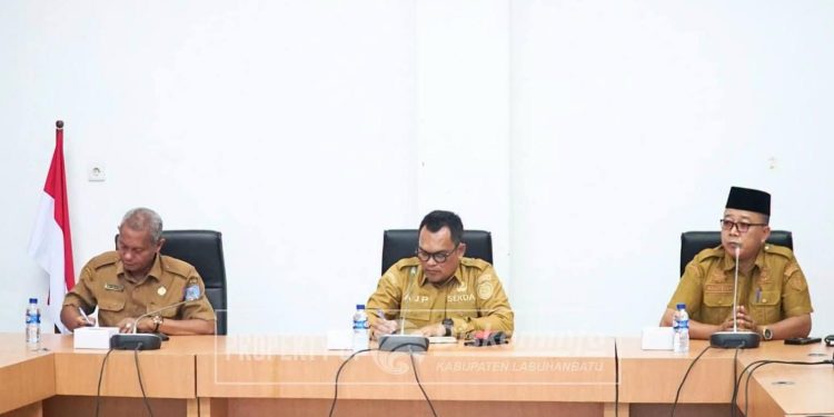 Pj Sekda Labuhanbatu Abdi Jaya Pohan saat memimpin rapat 