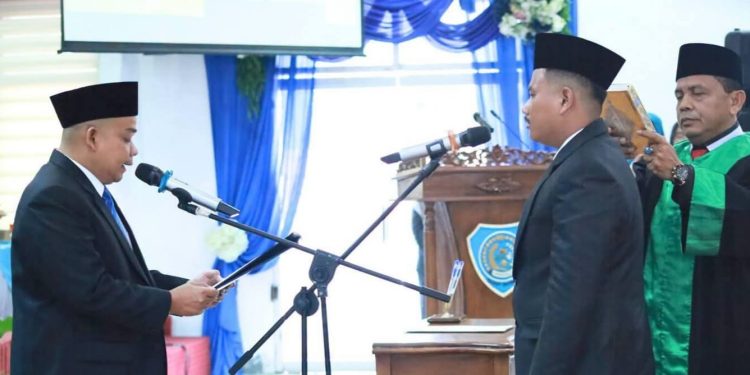 Proses pelantikan PAW anggota DPRD Labuhanbatu.