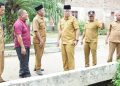 Asisten I Pemerintah Kabupaten (Pemkab) Labuhanbatu, Drs. Sarimpunan Ritonga, M.Pd., bersama Asisten II, Drs. Ikramsyah Putra Nasution, meninjau sejumlah lokasi bekas banjir di Kecamatan Rantau Utara.
